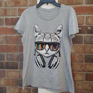 Gray Cat W/ Headphones T-Shirt Size M